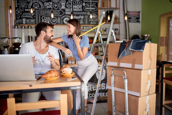 Partner, die am Laptop arbeiten, bereit, ihr Café zu öffnen — Stockfoto