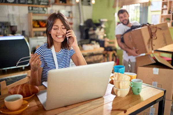 Glückliches Mädchen, das in einem Café mit einem Lapto arbeitet — Stockfoto
