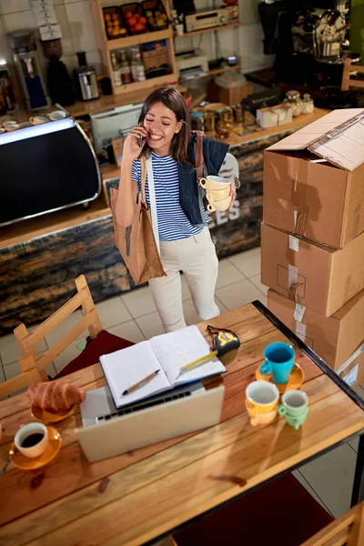 Geschäftsfrau arbeitet an der Eröffnung ihres Cafés — Stockfoto