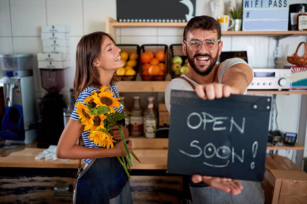 владелец бизнес-партнеров с открытым знаком
