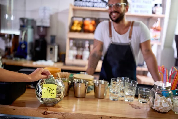 Tips jar-pengar kvar för en anställd — Stockfoto