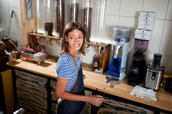 Young Café Business ägare stående på bar i Coffee Shop-kvinna Barista — Stockfoto
