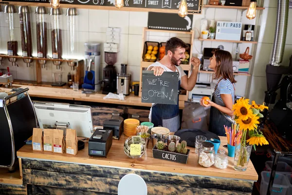 Pareja joven barista mostrando signo abierto — Foto de Stock