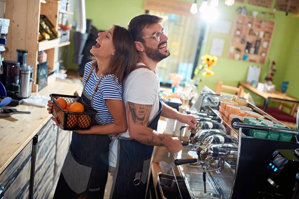 Barista und Barista arbeiten im Café — Stockfoto