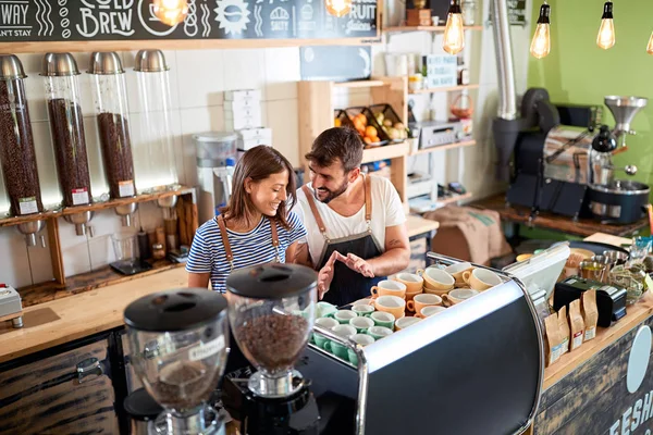 Par Barista som arbetar i Coffee Shop — Stockfoto