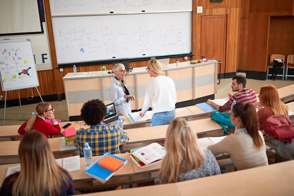 bir amfitiyatroda öğrencilerle eğitim sınıfında öğretim görevlisi