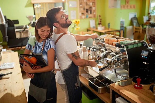 Man och kvinna servitör i förkläde på bar eller kafé — Stockfoto