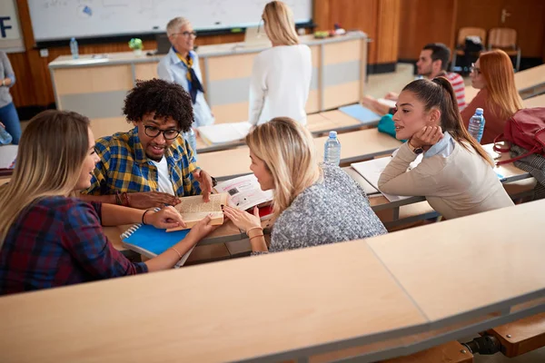 Gruppo di studenti che imparano in classe al College — Foto Stock