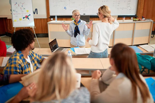 Jonge studenten luisteren naar professor in de classroo — Stockfoto