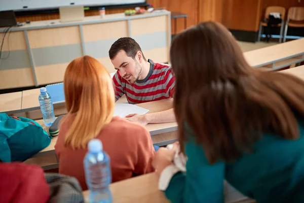 Studenten lernen im Klassenzimmer an der Hochschule — Stockfoto