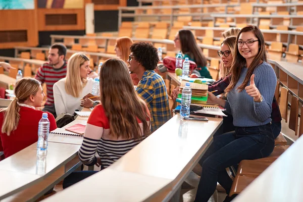 Estudantes menina na classe da universidade — Fotografia de Stock