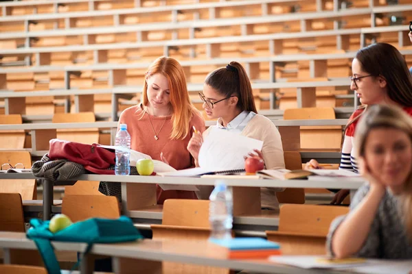 Meisje studenten studeren aan de Universiteit educatie — Stockfoto