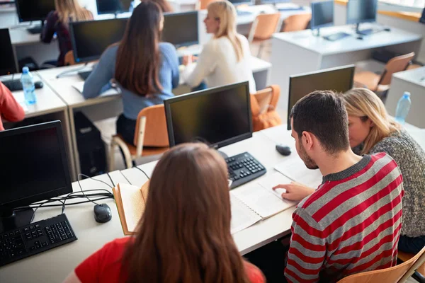 Sınıfta bilgisayar kullanarak üniversite kampüsünde öğrenim alan öğrenciler — Stok fotoğraf