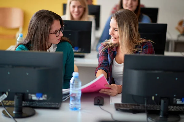 Dwie uczennice w klasie z komputerem na kampusie uniwersyteckim — Zdjęcie stockowe