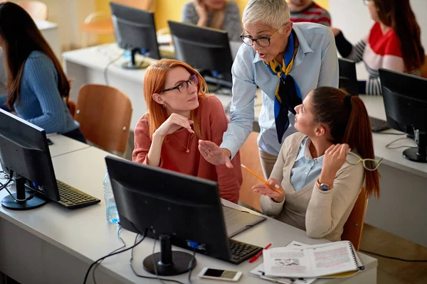 öğretmen projede öğrencilere yardım