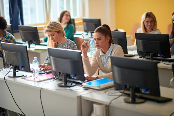 Flicka på klass på IT workshop på universitetet — Stockfoto