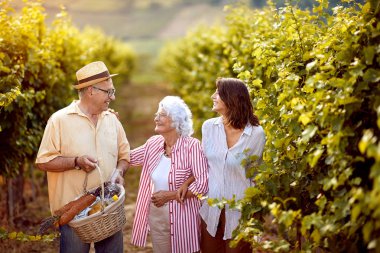 aile bağı - Bağ kızı ile kıdemli şarap üreticileri