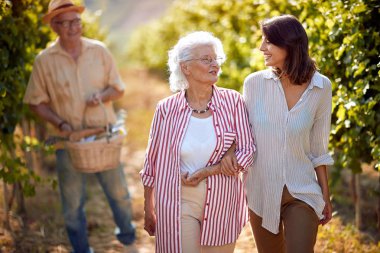 sonbahar bağ üzerinde anne ve kızı