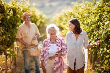 aile bağı - sonbahar bağ üzerinde anne ve kızı