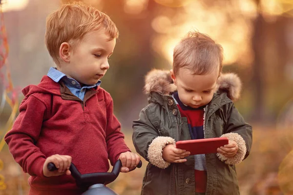 Jongen spelen spel op smartphone outdoor — Stockfoto