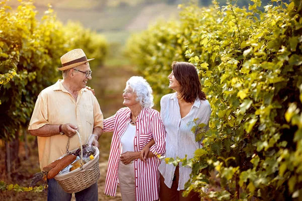 aile bağı - Bağ kızı ile kıdemli şarap üreticileri