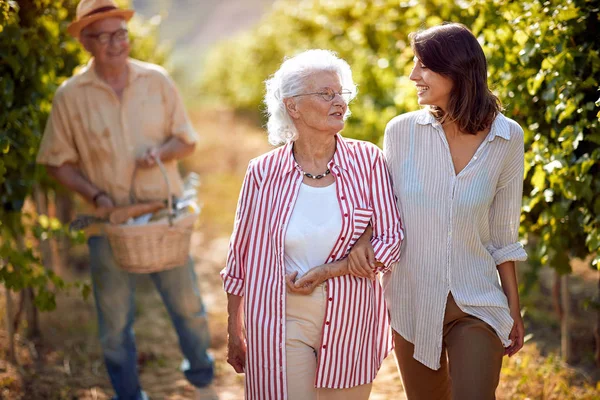 sonbahar bağ üzerinde anne ve kızı