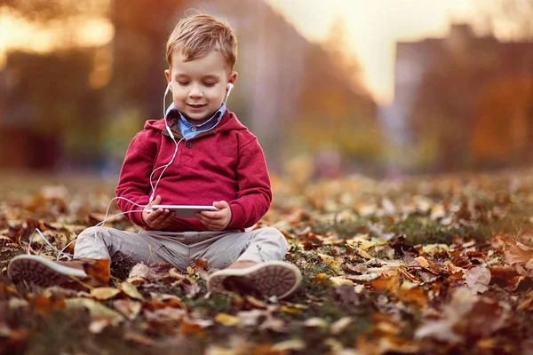 çocuk akıllı telefon açık müzik dinlemek