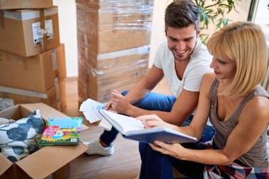 Gülümseyen çift yeni apartmen hareket