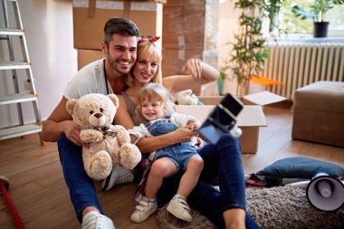 yeni hous taşındıktan sonra selfie çeken bir kız ile anne