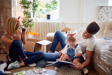 anne-babalar ve kızları yeni bir ev tadını çıkarıyor