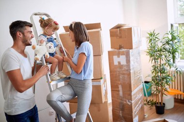 yeni evde hareket eden bir kızı ile anne