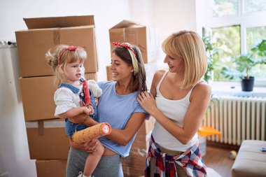 Yeni aile evinde Mutlu kızı ve eşcinsel anne