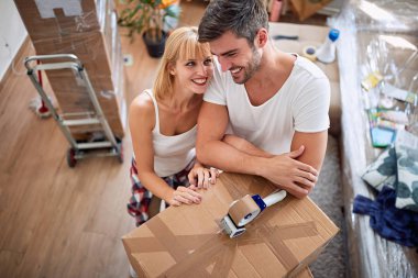 kutuları ile çift - Erkek ve kadın yeni bir eve hareket