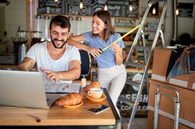 kahve dükkanı sahibi ve çalışan dizüstü çalışmaya hazır açmak için 