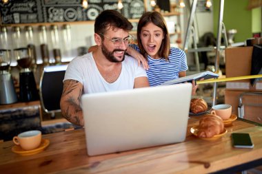 kahve dükkanı sahipleri kendi kafe açmak için hazır dizüstü bilgisayar üzerinde çalışan