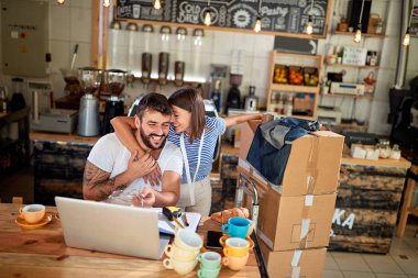 Kahve dükkanında çalışan bir çift. Kahve dükkanı sahibi