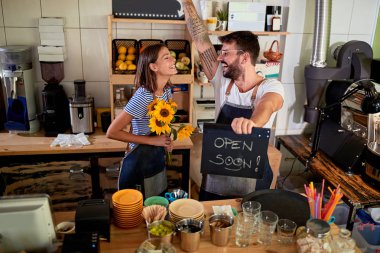 kendi kafe mağazasında açık işareti ile iş ortakları sahibi