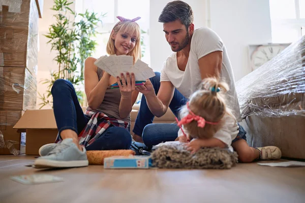 Familie genieten in nieuw huis met meisje — Stockfoto