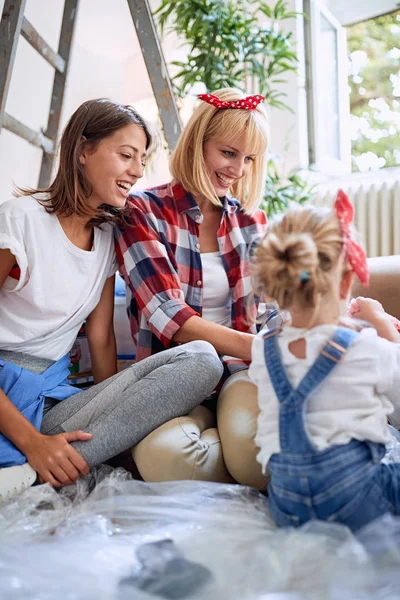 Jonge homoseksuele familie vrouw verhuizen in nieuw huis — Stockfoto