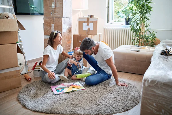 Nový domov-šťastná rodina v novém bytě — Stock fotografie