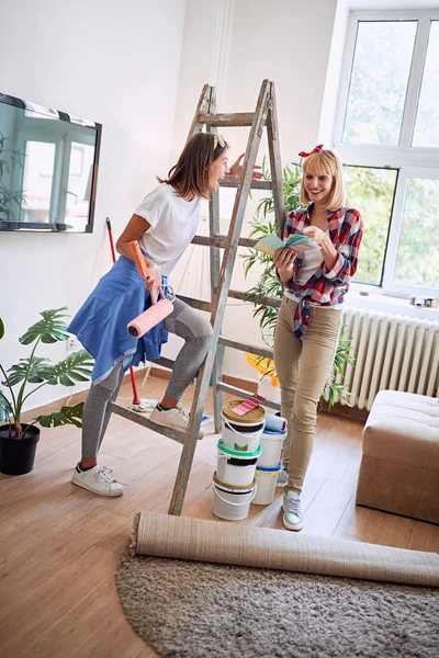 Lesbische Frau beim Einzug in neues Haus — Stockfoto