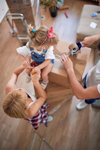 Mutter und Vater mit einem Mädchen im neuen Zuhause — Stockfoto