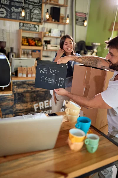Владельцы бизнеса работают над открытием своего кафе-магазина — стоковое фото