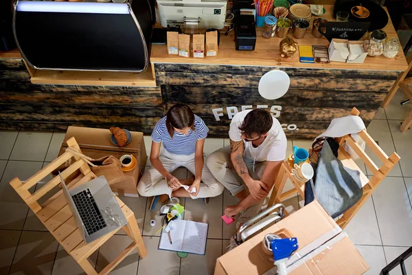 Zakenmensen die samenwerken in hun café-winkel — Stockfoto