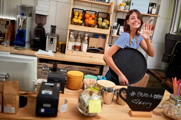 카페 점포 바에 서있는 젊은 카페 비즈니스 소유자 - 여성 바리스타 — 스톡 사진