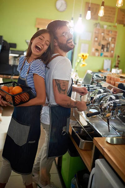 카페 가게에서 일하는 남자와 여자 바리스타 — 스톡 사진