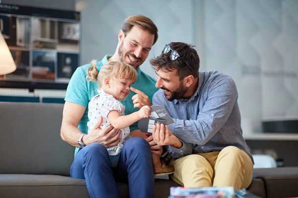 Pareja feliz disfrutando en las compras y divirtiéndose con su niña — Foto de Stock