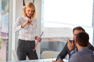 ofiste proje hakkında tartışan meslektaşları