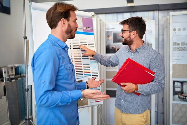 Venditori sorridenti che lavorano insieme — Foto Stock