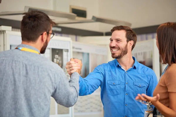 Pareja feliz cliente en la tienda para la casa — Foto de Stock